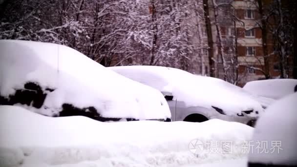 莫斯科住宅区内积雪覆盖的汽车视频