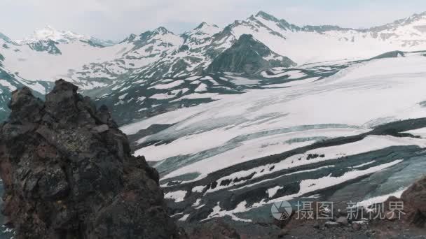 风景秀丽的空中拍摄雪岩山景观视频