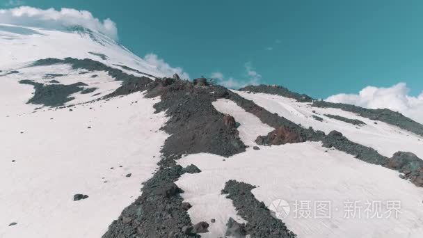 风景秀丽的鸟瞰雪岩山峰风光视频