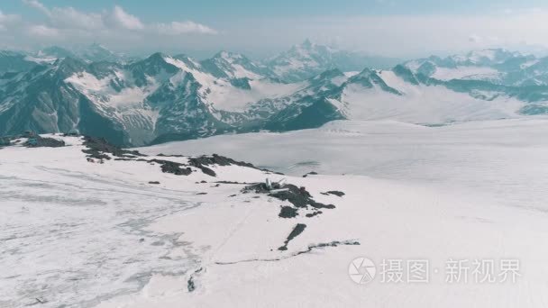 惊人自然的鸟瞰雪岩山峰风光视频