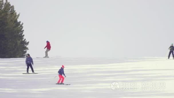 高山滑雪度假村休息的游客