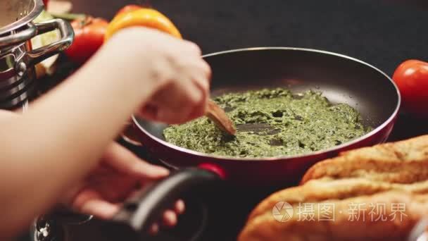 在厨房慢动作准备膳食的妇女视频