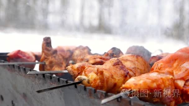 雪中的羊肉串烤肉串视频