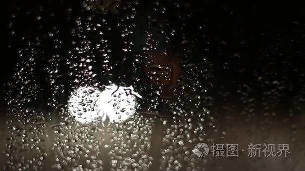 模糊的汽车灯笼夜玻璃雨视频