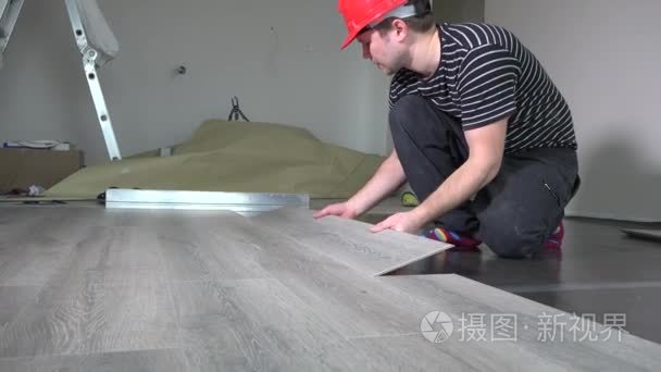 木匠在房间里安装地板的工人视频