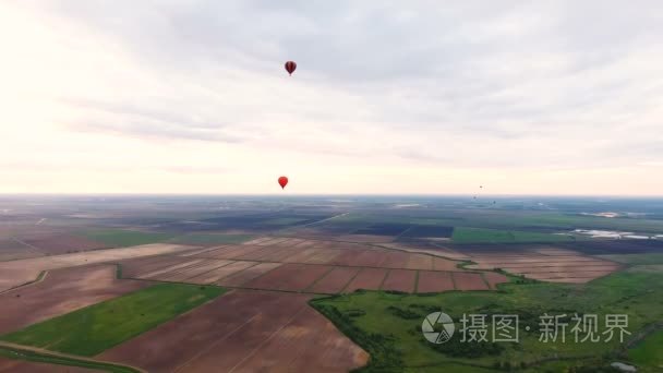 热气球在现场上空。鸟瞰图