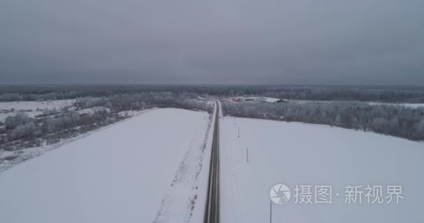 田野里的冬路视频