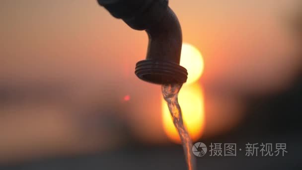 夕阳下自来水从水龙头上跑出来视频