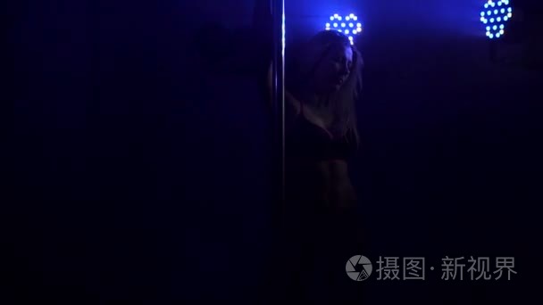 女孩在性感的内衣表演感官杆舞视频