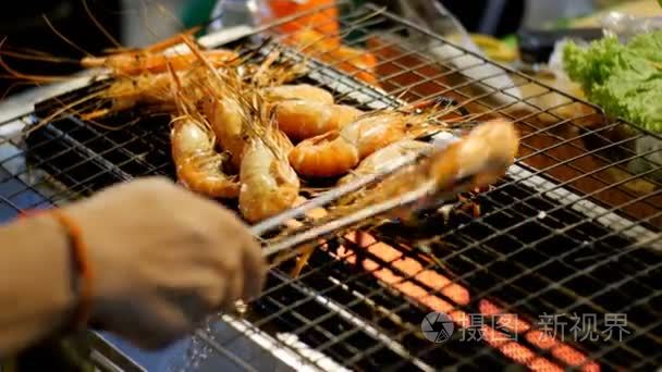 虾烧烤在夜间食品市场  泰国街头食品