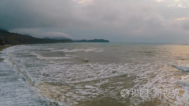 黎明时分海浪冲向岸边