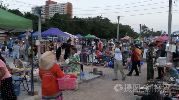 跳蚤市场在亚洲。人们在二手商品市场上走动。泰国。帕塔亚