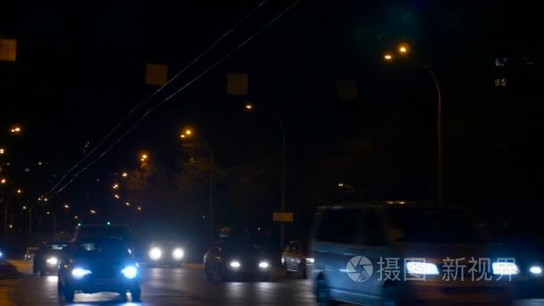 汽车开着灯在夜间行驶视频