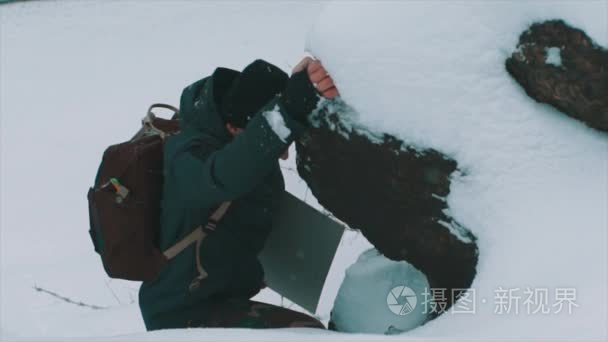 攀登山边的极端徒步旅行者雪覆盖视频