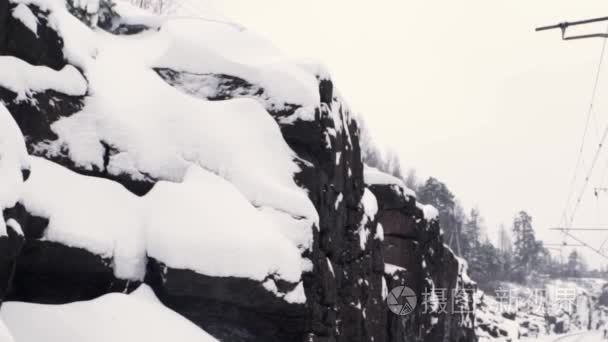 山石边盖在雪附近铁路路视频