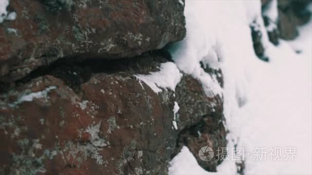冬季冰雪覆盖的山崖石墙视频