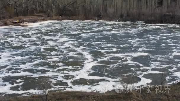 水坝在河上倾倒水视频