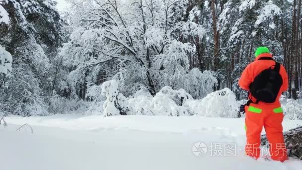 摄影师拍一张冬雪森林的照片视频