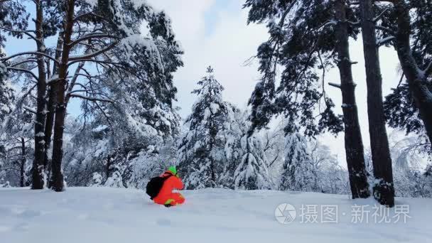 摄影师拍一张冬雪森林的照片视频