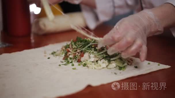 手包牛肉和蔬菜用传统沙瓦玛视频