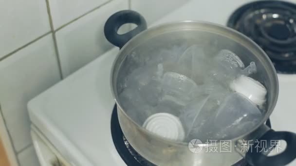 在沸水中杀菌母乳泵和婴儿奶瓶视频