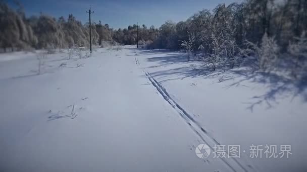 在雪地里的滑雪赛道视频