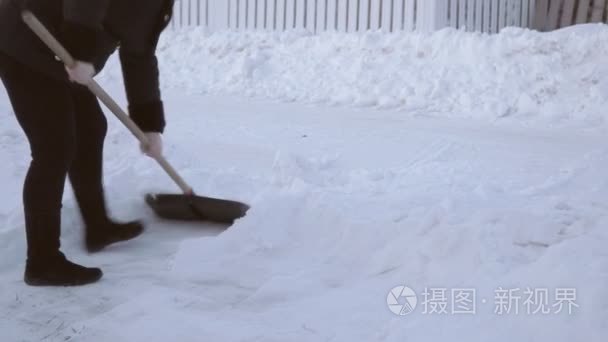 用铲子清除积雪视频
