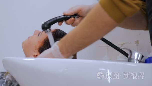 理发师洗头发的妇女客户视频