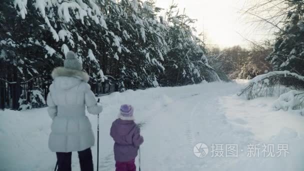 妈妈和女儿冬天在郊区漫步北欧视频