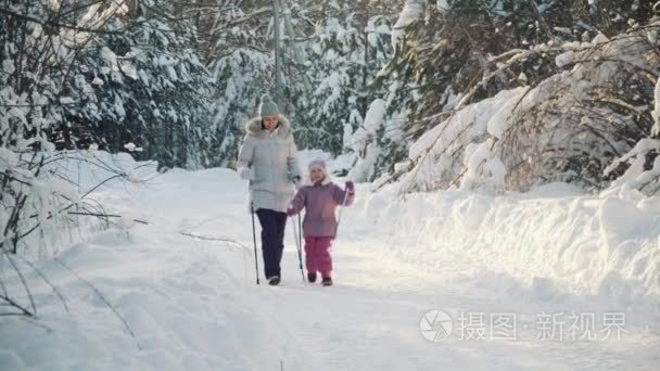 妈妈和女儿冬天在郊区漫步北欧视频