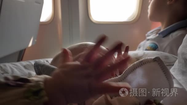 婴儿在飞行期间睡觉视频