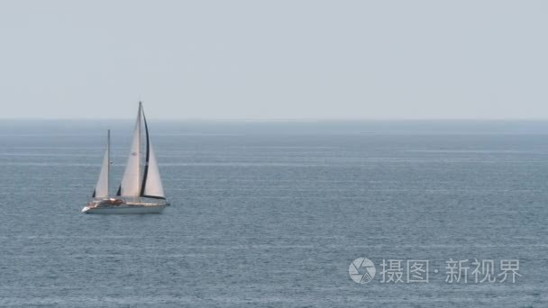 小船在寂静的蓝色海风帆视频