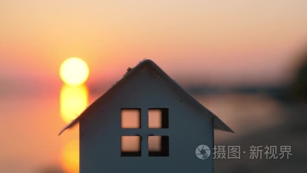 房子模型反对日落视频