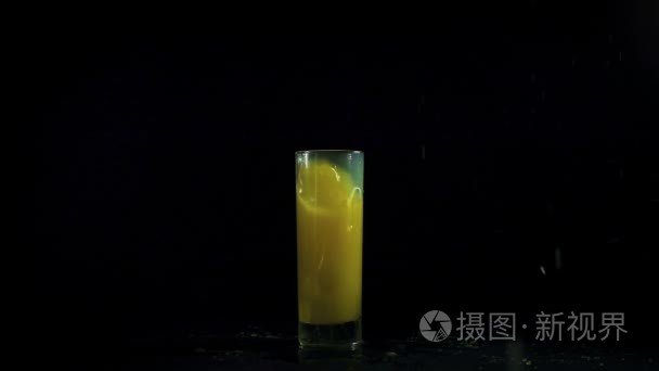 黄色果汁中冰的下落视频