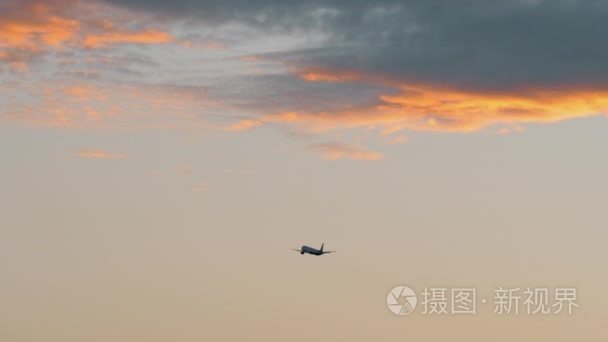 在夜空中飞翔的飞机