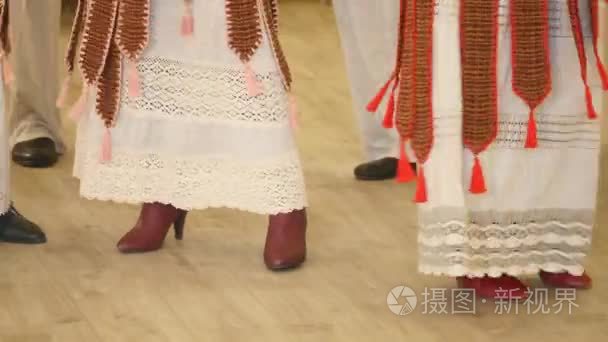 穿着民族服装的人执行乌克兰舞