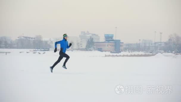 年轻男子运动员在冬季户外跑步视频