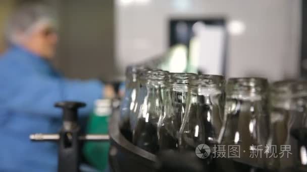 大工厂清洁牛奶瓶输送机视频