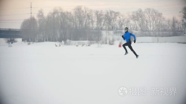 男运动员在冬季户外跑步视频