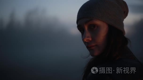 白人女孩的肖像走入雾 美丽的神秘女性回头看相机和消失mov格式视频下载 正版视频编号01m0hc 摄图新视界视频库