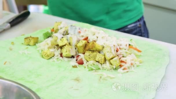 专业厨师用蔬菜和肉类做塔皮饼视频