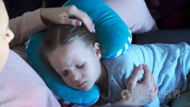 一个小女孩在飞机上睡觉  在空中旅行。母亲与女儿乘飞机旅行