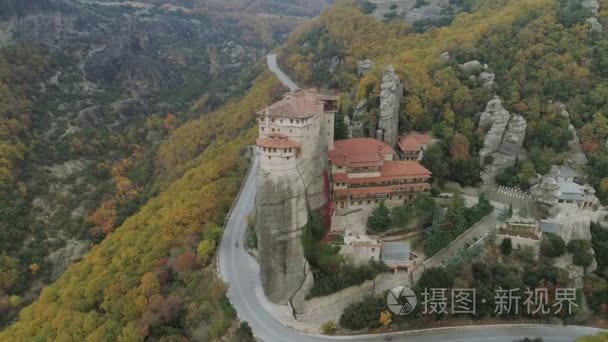 米特奥拉岩石风景和修道院的空中看法在希腊