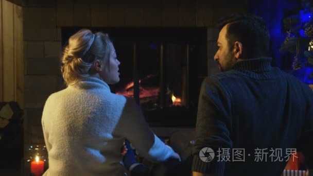 坐在火炉前的已婚夫妇视频