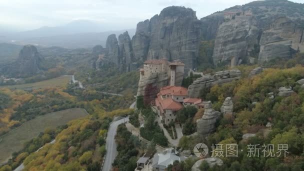 米特奥拉岩石风景和修道院的空中看法在希腊