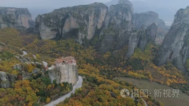 米特奥拉岩石风景和修道院的空中看法在希腊