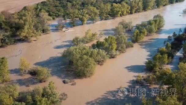 森林中的空中泉河洪水视频