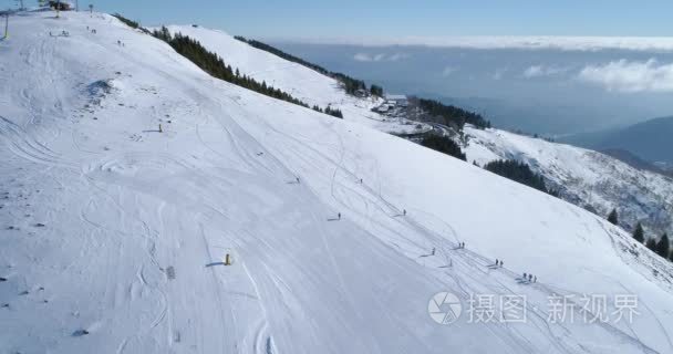在阳光明媚的日子里  与人们一起在冬季雪山滑雪场上向前空中俯视。在阿尔卑斯山之上雪季节制订者. 4 k 无人机飞行建立射击