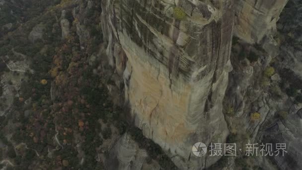 米特奥拉岩石风景和修道院的空中看法在希腊