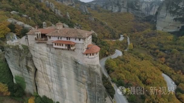 米特奥拉岩石风景和修道院的空中看法在希腊